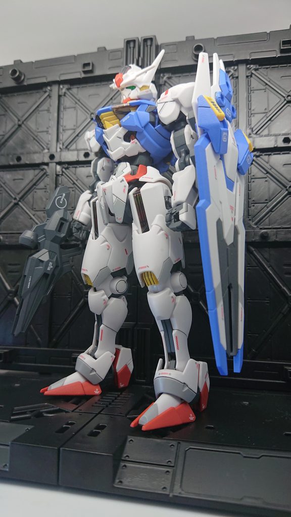 シールの色分けを部分塗装にしたのと、ライトグレーを入れました。