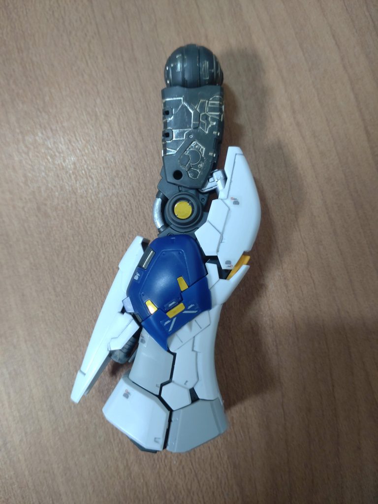 動かした時にしか見えませんが内部もゴールドにてスミ入れ。ヒザのシリンダー、ヒザ裏のチューブはシルバーにて部分塗装。