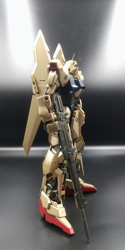 デルタプラスの脚部を上半身を百式でミキシングしました。デルタプラスの脚部が長かったので、百式のウエストをプラ板で延長、腕もプラ板で延長しました。あと、デルタプラスの脚部ボールジョイントを百式に持ってきました。百式のウイングのボールジョイントをデルタプラスに持ってきました。改修は以上になります。