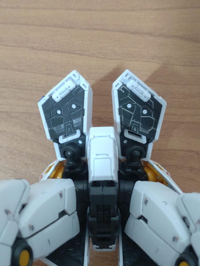 右のフロントスカートがグレー、左フロントスカートがシルバーです。写真だとグレーもいい感じに見えますが、実物だとシルバーの方が好みでした。