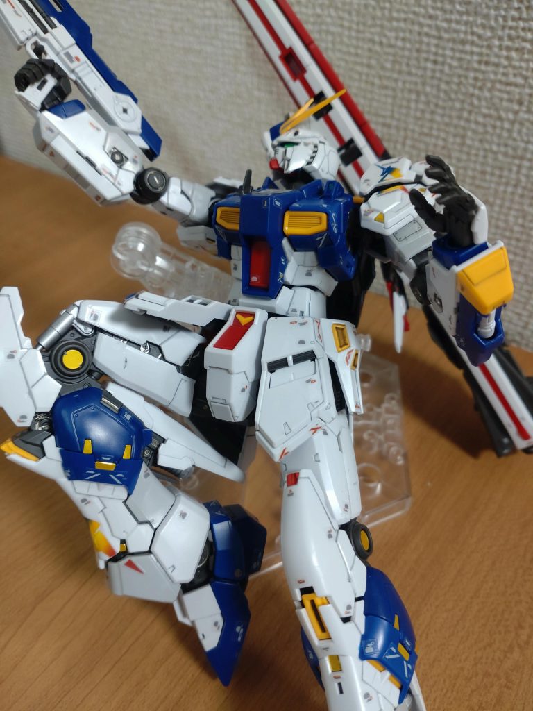 装甲のスキマ、肘関節で少し見える程度ですがキットのモールドを活かせていると思うのでいい実験になったと思います。