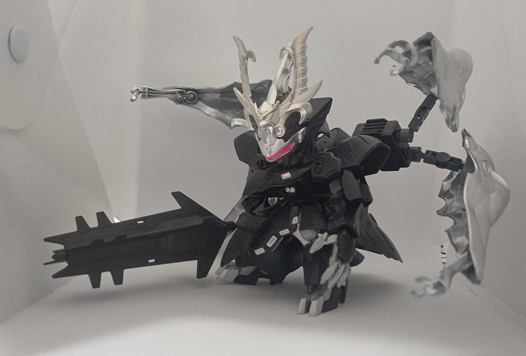 クロスシルエットのナイチンゲールをベースに、腕足と武器はバルバトスルプスレクス、肩はエコプラのサザビー、そして羽(?)はクシャトリヤから。