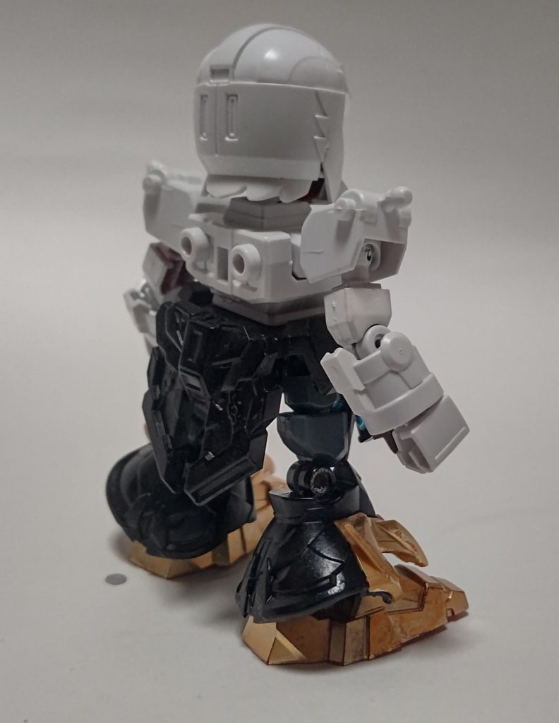 下半身を解説。AGE-3の腰?をベースに曹操ウイングガンダムのパーツを切り貼り。足は張遼サザビーにシルエットブースターとボールデンアームを組み合わせました。