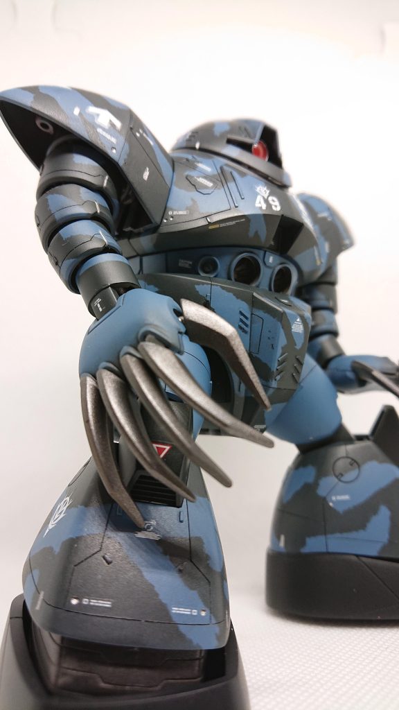 作品のイメージとしては温暖な海ではなくて、北欧の寒く、暗い海のイメージです。設定です、宇宙世紀において、北極の氷はほぼ溶け、北海航路がかなり活用されている。特に太平洋と大西洋を行き来する上でマラッカ、バシー等の海峡や、スエズ運河の通過を省ける本航路は、軍民問わず最重要航路となった。海路の利点はその積載量にあり、空路で何往復もするより、一度に大量の貨物を運搬できる。「海軍を持たないジオンでは海路には手を出せない」そう思った連邦上層部は当初活発に海上輸送を活用した。地球侵攻当初、北米を攻略した際に、無傷の潜水艦部隊をジオンが手に入れ、更に水中で活動できるMSいわゆる水泳部の開発し、運用を始めたことで、この状況は一変する。