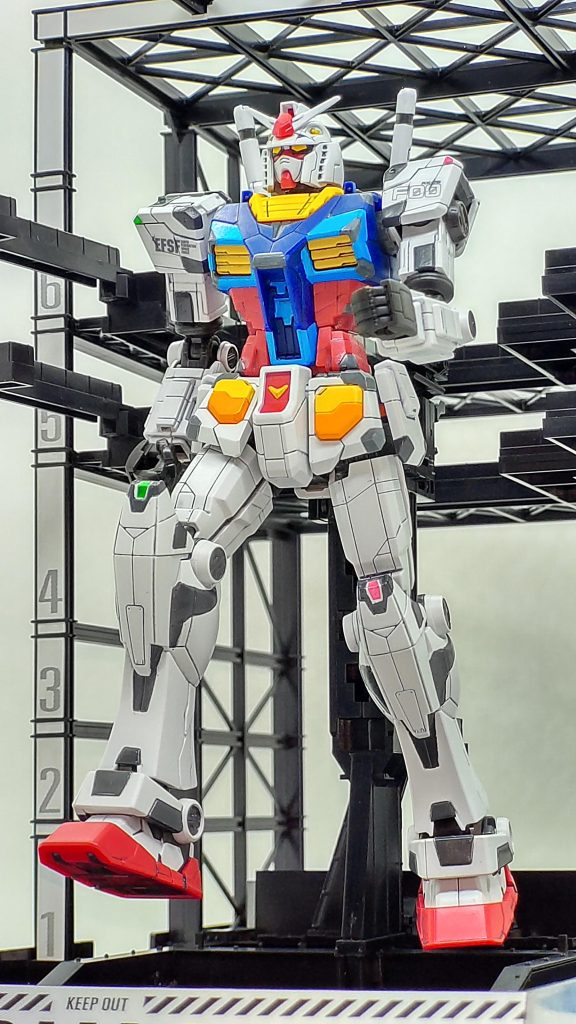 大興奮の一歩前進!実は足が地面に着いてないこところまで再現されています。