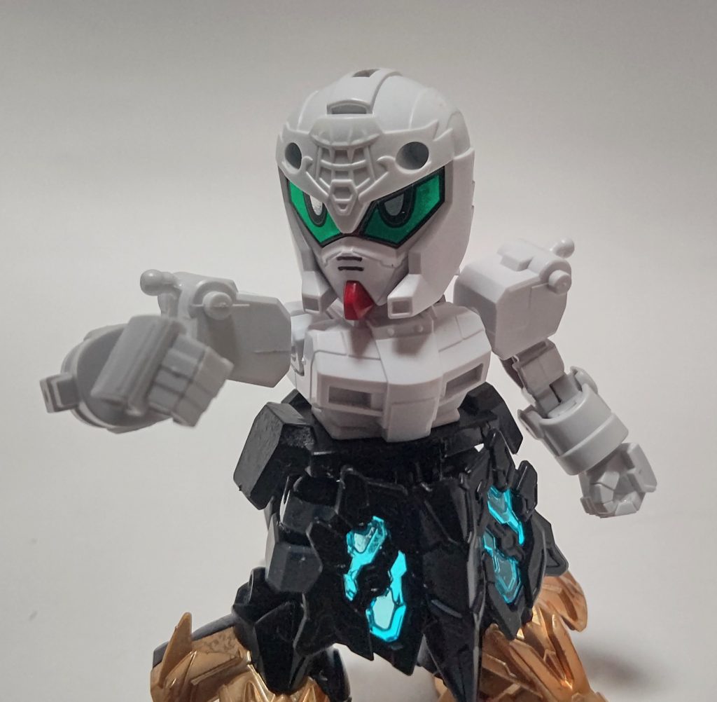 真駆参の肩は可動域が大きく、またシルエットブースターの恩恵で両手持ちが可能に。