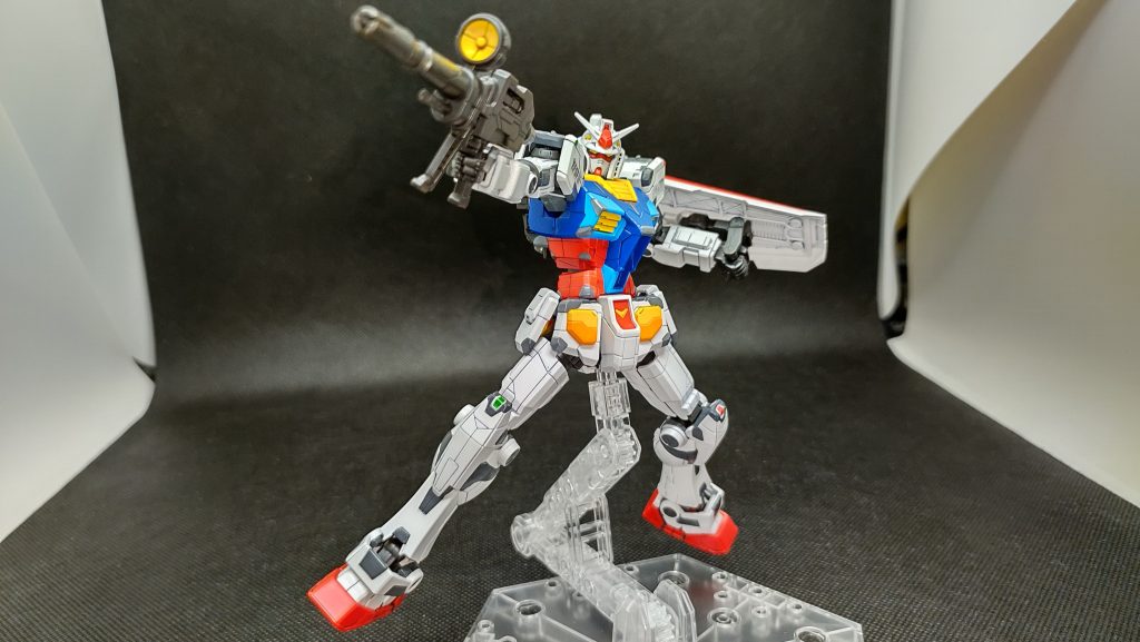 ガンダムの射撃ポーズ定番その1。