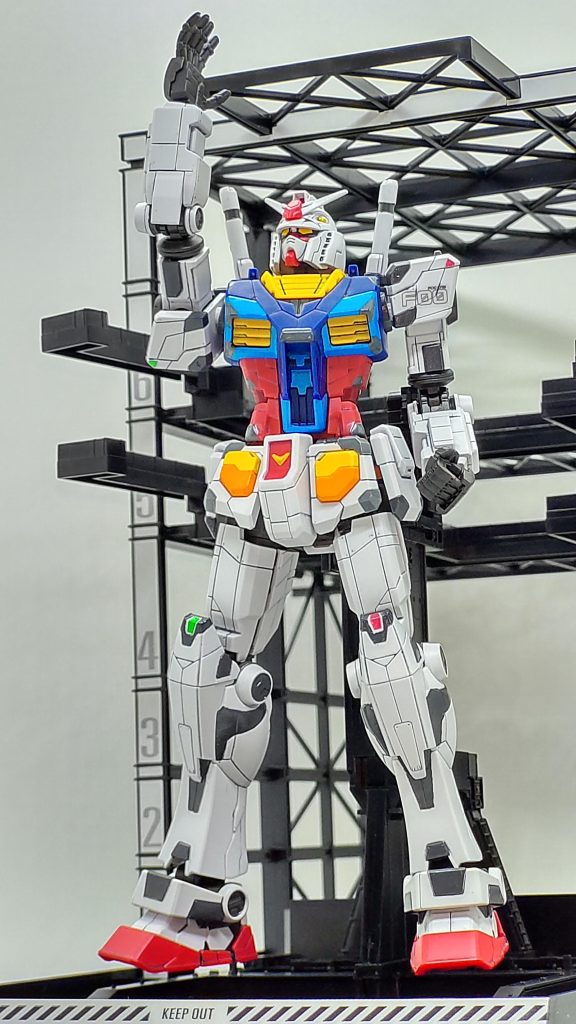 上を向くガンダム!効果音は各自脳内にてご再現ください。