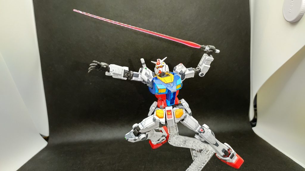 HGUCリバイヴ版ガンダムのパケ絵っぽく。