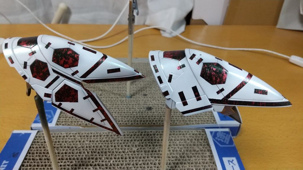 今回はラップ赤の上にマスキングして塗ってみました。手間ですけど面白い表情になったかな~って思ってます♪