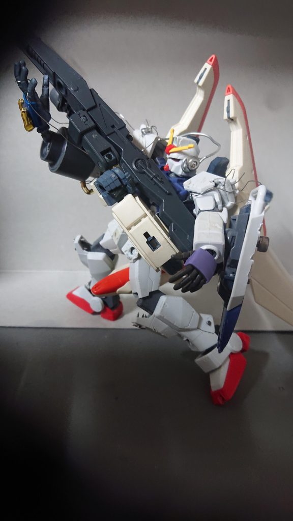 背中のバインダーは時計回りに回転し、推力を水平方向に持ってくることにより短時間の飛行が可能だ❗