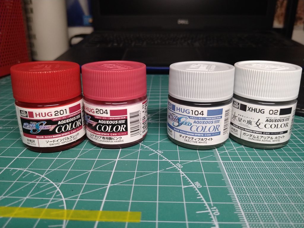 今回メインカラーで仕様したガンダムカラー各種。同系統の色を筆塗りで重ねています。宇宙世紀だけじゃなく、アナザー系のガンダムカラーも豊富になってきて嬉しいです！仕上げはウェザリングカラーのマルチブラックでフィルタリング、エナメル塗料のスポンジチッピングという定番の汚し塗装で仕上げました。以下、簡単なポーズで(汗)