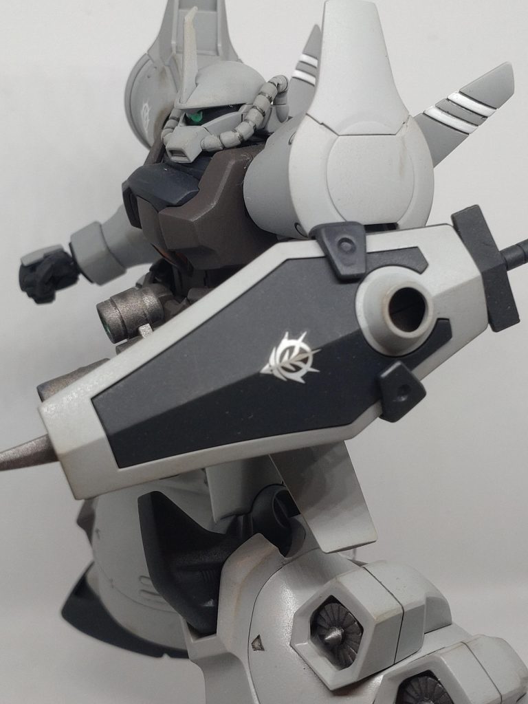 今回のデカールは肩とシールドにジオンエンブレムだけ貼りました。