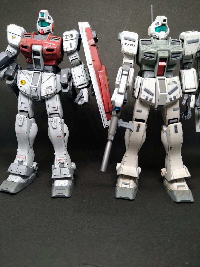 以前製作した、「RGM-79D　ジムD型」とパシャリ。キットの大半は寒冷地仕様ジムのパーツと共通です。D型も肩関節は改修済み。