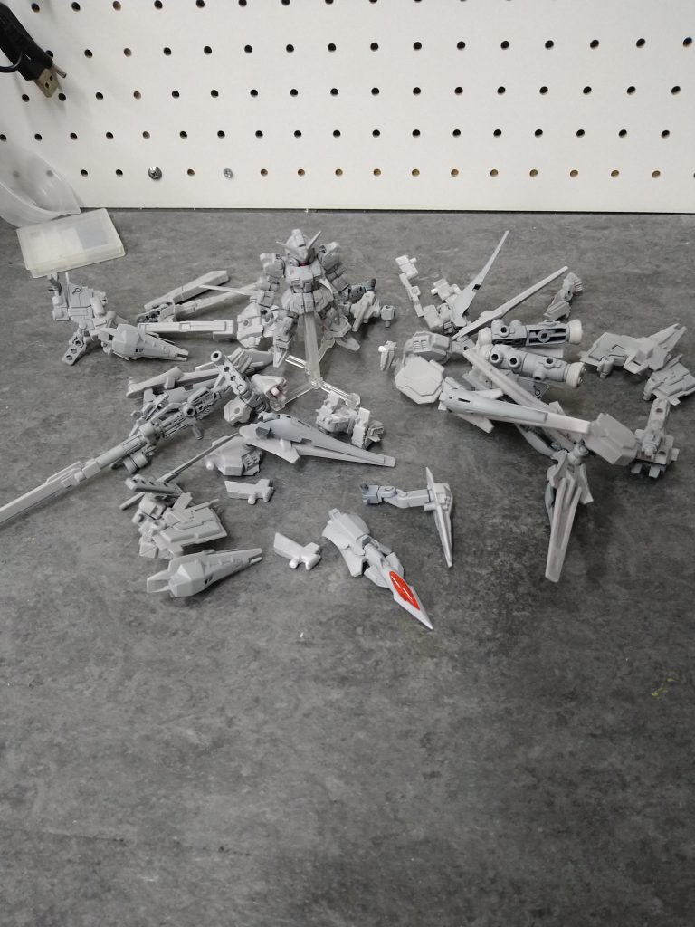 ガチャガチャオモチャとは思えないパーツ数になりました( ｰ`Дｰ´).｡.:ﾌﾞｯ