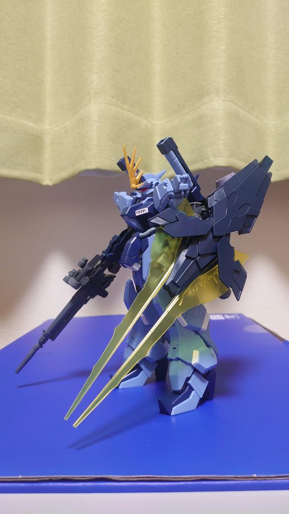 盾武装、展開。盾にはアームドアーマーDE(バンシィ・ノルン)を使用。元々はバウの盾なのですが、機体シルエットが角ばっている為、変更しました。高身長、長い盾、背面の大型スラスター。シナンジュと要素が似ている事に気付いたので、早速ビームライフルを拝借。スコープも追加し、自分の腕でも狙撃できるよう意識しました。