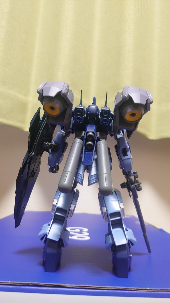 背面アオリから。やはりこのMS、シナンジュでは…。