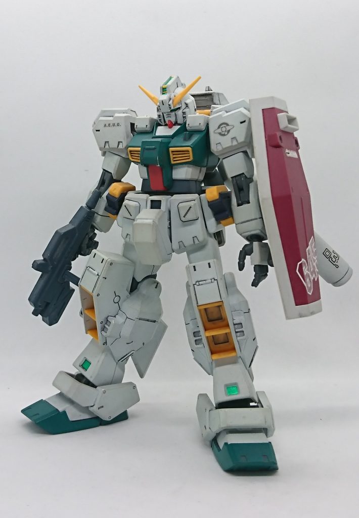 今回もスマホでの撮影になります。主にカラーリング変更とワンポイントでプロペラントタンクを追加したプチ改造程度ですがエゥーゴカラーの代名詞の白とグリーン系のカラーリングでまとめてあります。