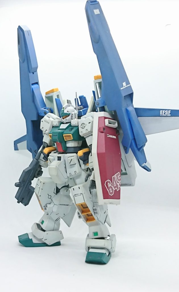 そしてその後の仕様変更で遂にはGディフェンサーを装備するに至りました。因みにGディフェンサーは当時HG版スーパーガンダムはおっそろしい程の高額を推移していたのでたまたま運よく見つけた旧キットを使用してます。現在はこの形で飾ってありますがたまに頭をガンダムに変えてみたりしながら未だに愛でている実に思いが詰まった作品になってます。私のIF機体シリーズはここから間違いなく始まったと断言できる一体です。