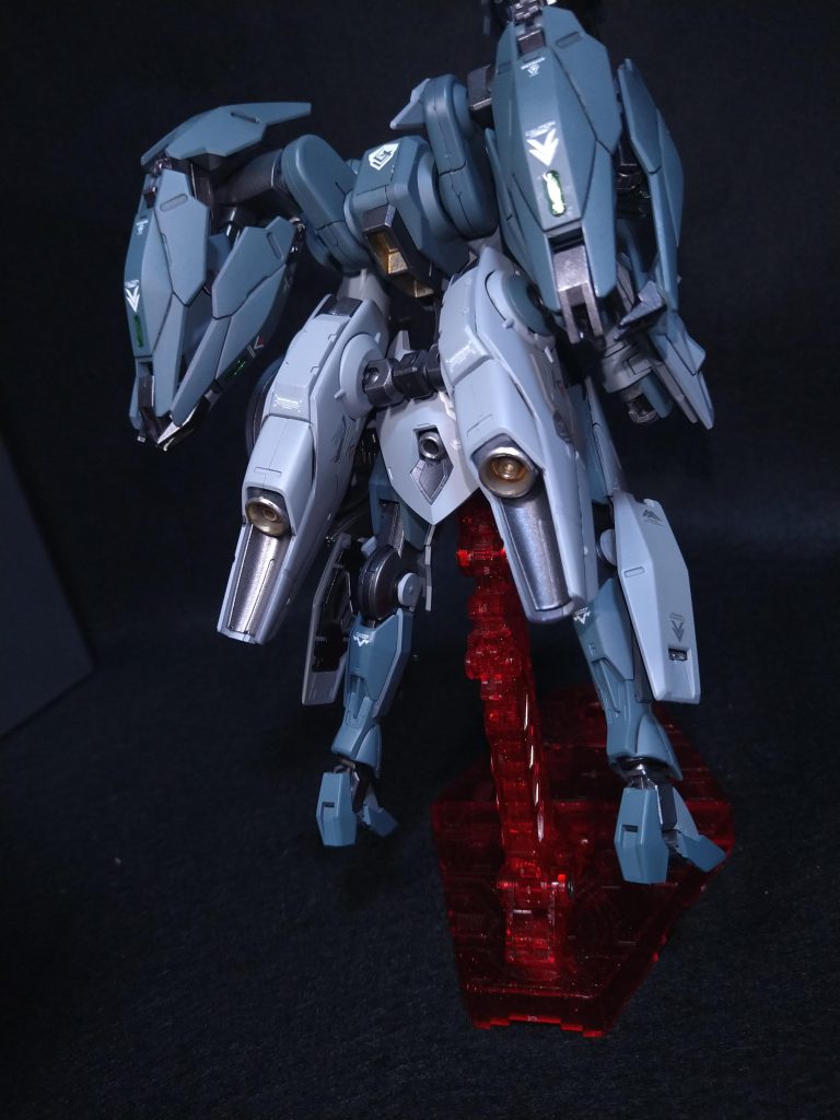 リア部分にミラソウル社フライトユニットを装備、背部にはビームブレイザーユニットを二門装備しています。