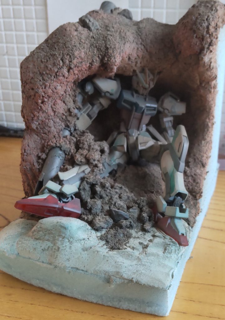 コルク粘土で洞窟感を作ります(`・ω・´)ゞ
