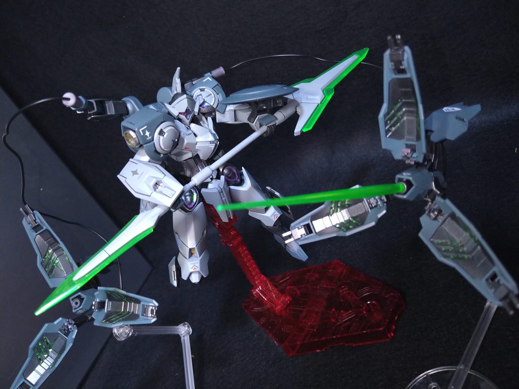 ビームブレイザーユニットは二門共に遠隔操作可能。ミカエリスのビームブレイザー同様の機能を持っています。