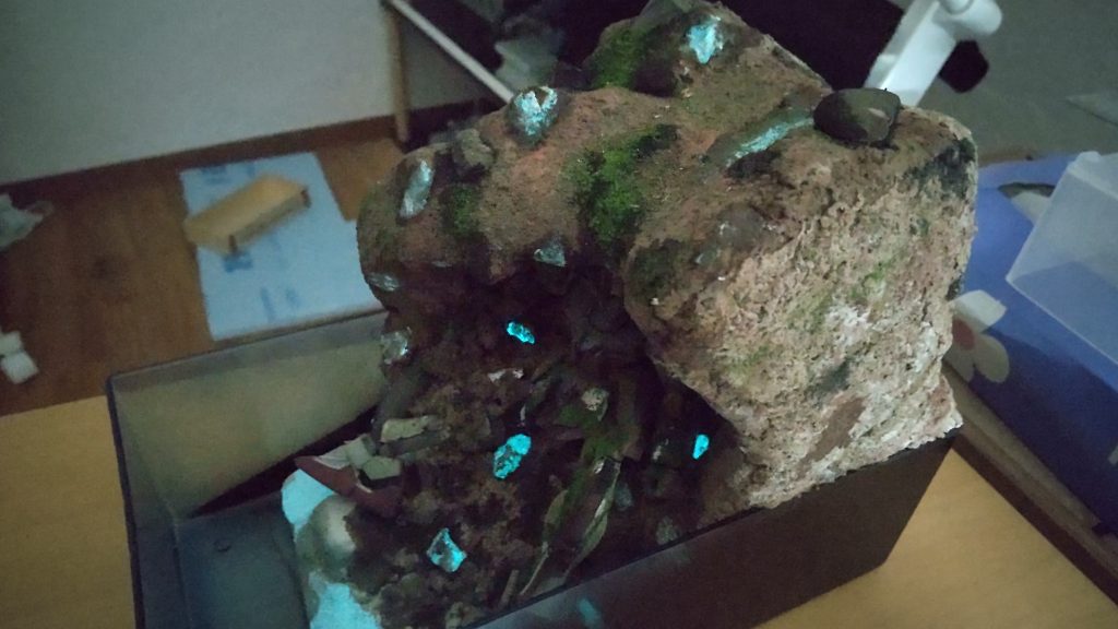 蓄光粘土を散りばめ、神秘感が出ればと・・