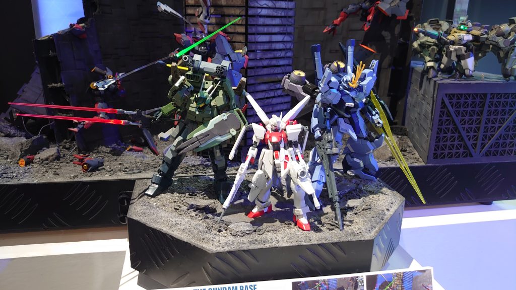 ガンダムベースで友人らのガンプラと。トーリスリッターはMGサイズなのでスケール感狂いますね(笑この日は海外の方も多く、何やら大ウケしていたようです(笑