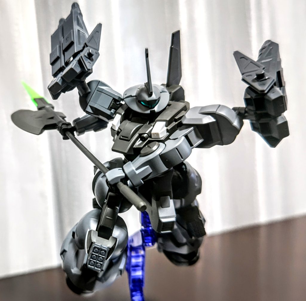 今回の製作では主にヘッドをパテで改造し、肩にバーニアをとりつけて機動力を上げ、大型の近接武器で暴れるMSを製作してみました。いつものように細かくは書きません、汚いところがただただ目立つ作品ですが、オリジナルのディランザをよろしくお願いします!!