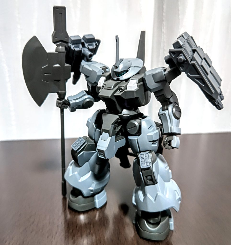 前から見るとこんな感じです。フロントアーマーは脚の可動を制限するため、アックスで攻撃するとき思う存分踏み込めないとおもったので、そういった面でとりつけてません。また武装追加で膝にミサイルポッドをとりつけています。