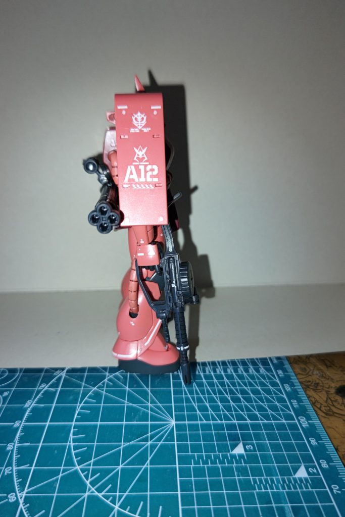 マーキングはガンダムデカールRGシャア専用ザクを使用しました。