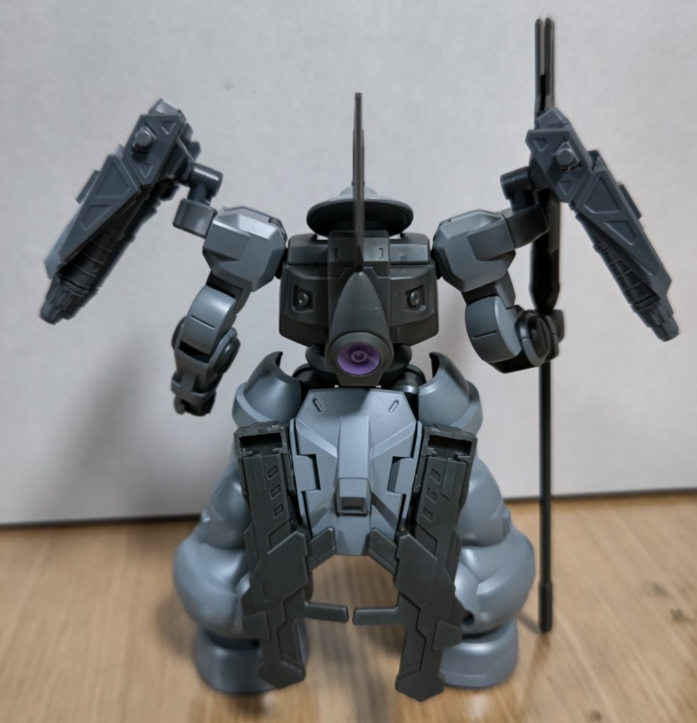 腰のアーマーは両サイド切り落として肩のマウントラッチをそのままとりつけておきました、幅のあるビームライフルなので、これ二つ腰につけるだけでもわりとゴツく見えるものです。