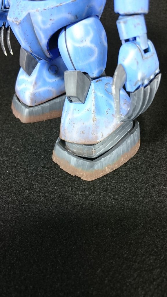 足元は上陸時にぬかるみを歩行したとして泥汚れをクレオスのウェザリングパステルを溶剤で溶いて擦り付けました。