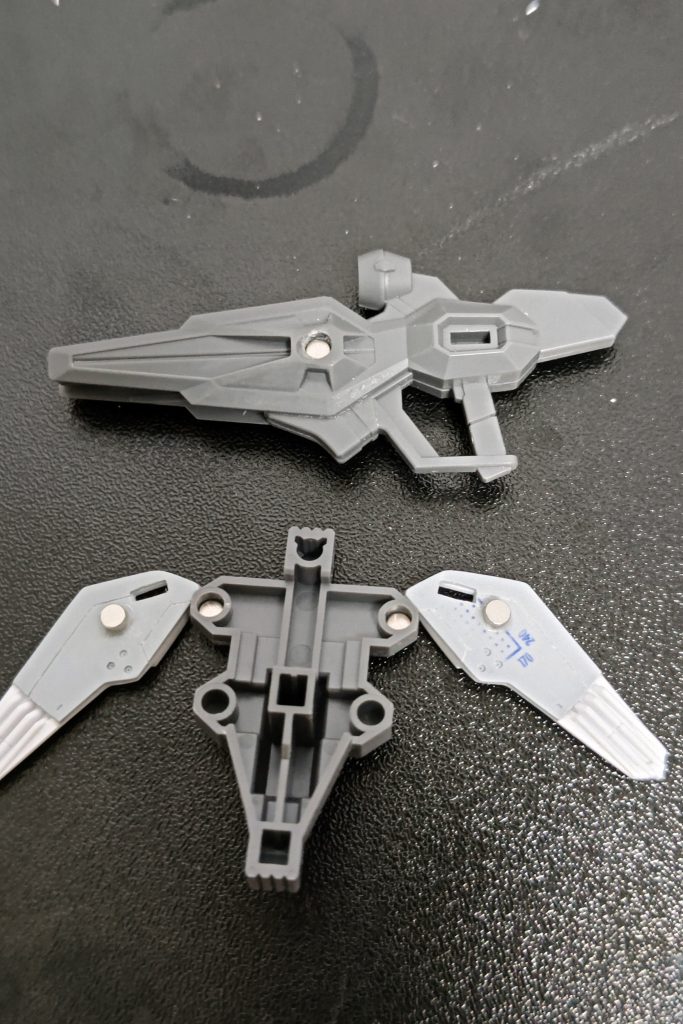 画像のように3mmで穴を空け、ピンをネオジム磁石に置き換えてます。3*2のものを使うと、エスカッシャンのベース部分に二つ使えばぴったりはまります。