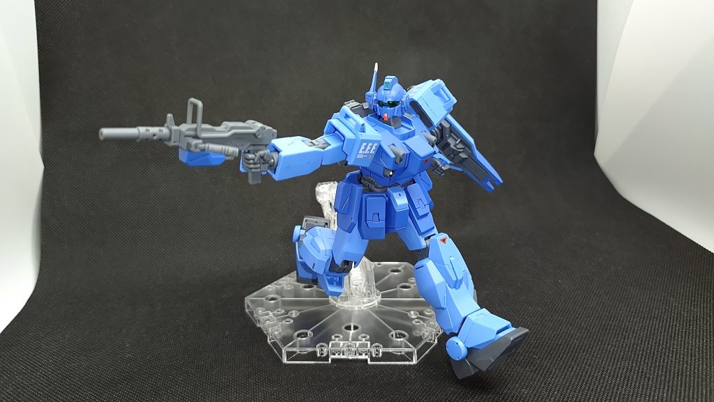 小説版読むと、ノーマル状態の戦闘はこんな感じかな、と。走って、撃つ。MSを兵器として運用している感があります。