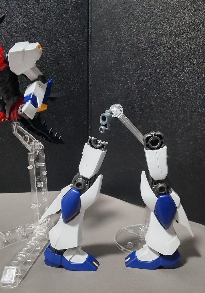 脚パーツは腕パーツと違って、画像の様に削ってやる必要があります。大体上半分位切り落とす感じですかね。この部分もミスったら、その時点で試合終了になりますので要注意です。※この部分は2000年前半頃の一部のHGプラモの脚パーツでそのまま代用出来ますよ。(ボールジョイント接続タイプのに限りますが。)