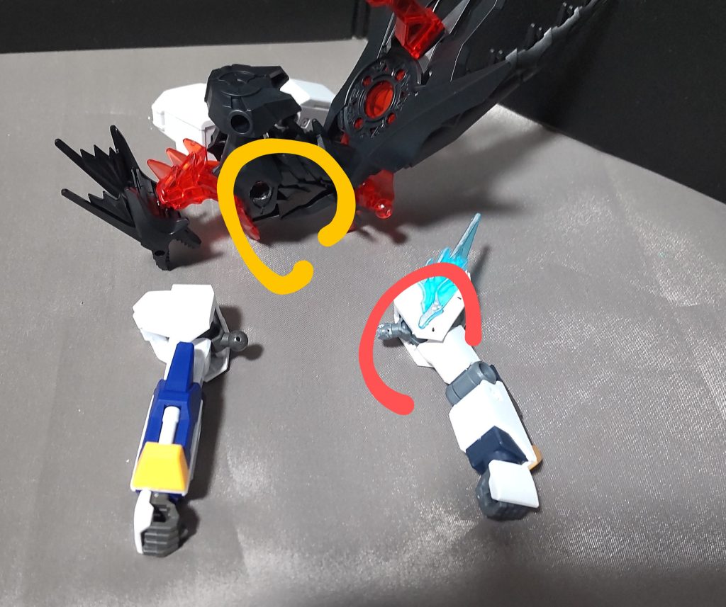 EGのジョイント部分は大きいので、ドラゴンの胴体に嵌りませんので、ジョイント部分を削るか、胴体の方の接続穴を拡げるかの2択になります。※過去に作ったドラゴニュート達はジョイント部分を削る方法を取りましたが、今回は胴体の接続穴を拡げる事にしました。この削りをミスったら、その時点で終了なので、慎重に行いましょう。