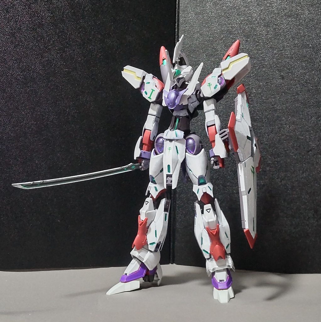 ベース機体はベギルペンデになります。装甲の一部や頭部はミカエリスを使用しています。胴体、腕、脚部の延長を行っているので、大きさは1/100レベルのサイズになっています。名前はミラージュですが、デザイン的にはエンゲージオクターバーに近いかも。