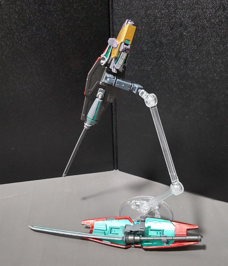 太刀は未使用時、シールド裏に装着出来ます。