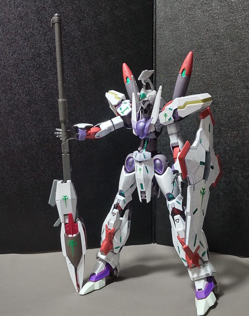 このバスターランチャーはベギルペンデのビームライフルにバルバトスの滑空砲を取り付けて大型化したら周囲にミカエリスの脚部のスラスターやシュバルベグレイズの脚部スラスターを付けました。