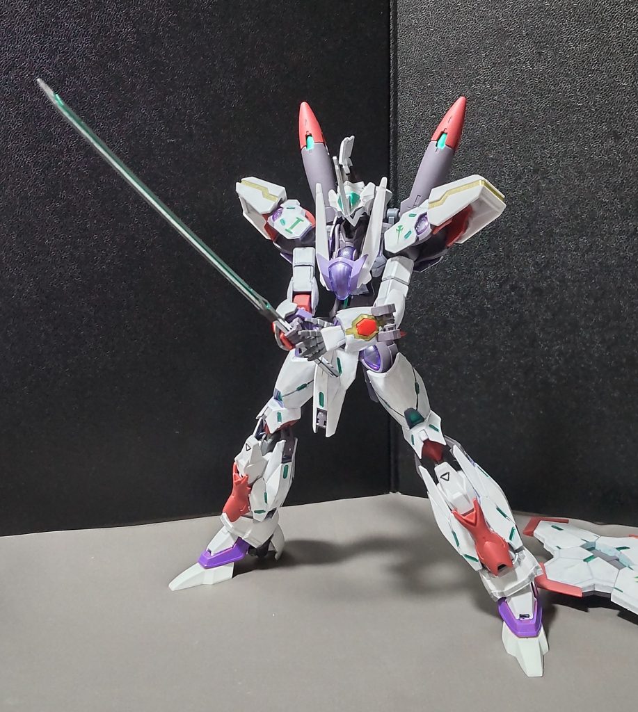 太刀を両手持ちしているように構えてみると結構様になりますね。