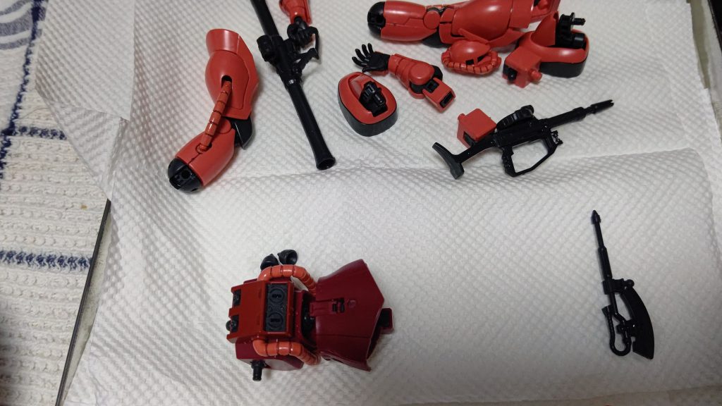 組んだあと洗って干してるところです成型色はオレンジぽいピンクだったのでもっとピンクっぽいのに色変えました