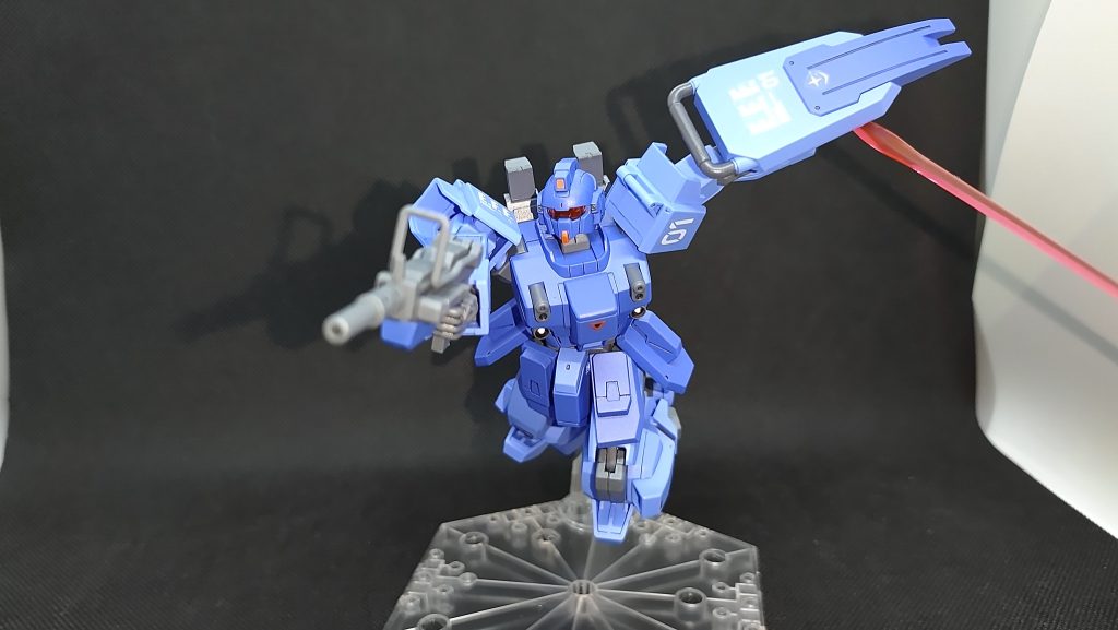 迫りくる蒼い死神！ってイメージで。頭部が二種類組めるお陰で、ポージングのイメージも膨らみます。