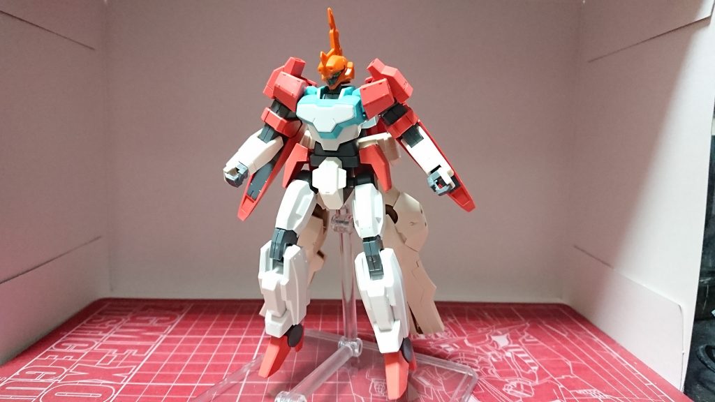 初期段階本体のパーツ構成は完成のものとほぼ同じですエルフ・ブルックのフレーム使っては難しかったので他のMSと同じ形状にしつつ変形できるパーツを使用しました腕はクランシェ、胴はアデル、腰はクランシェ、腿はAGE-1、脚はダブルバレット、脚先はクランシェ、機首はGNアーチャーにしました