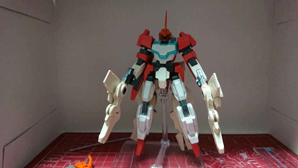 エルフ・ブルックのパーツをもう少し使いたかったので考えた結果、腕をライフルに変えてしまおうと思いつき制作しました持ち手部分はジャンクパーツの切れ端から(多分エールストライクのもの)