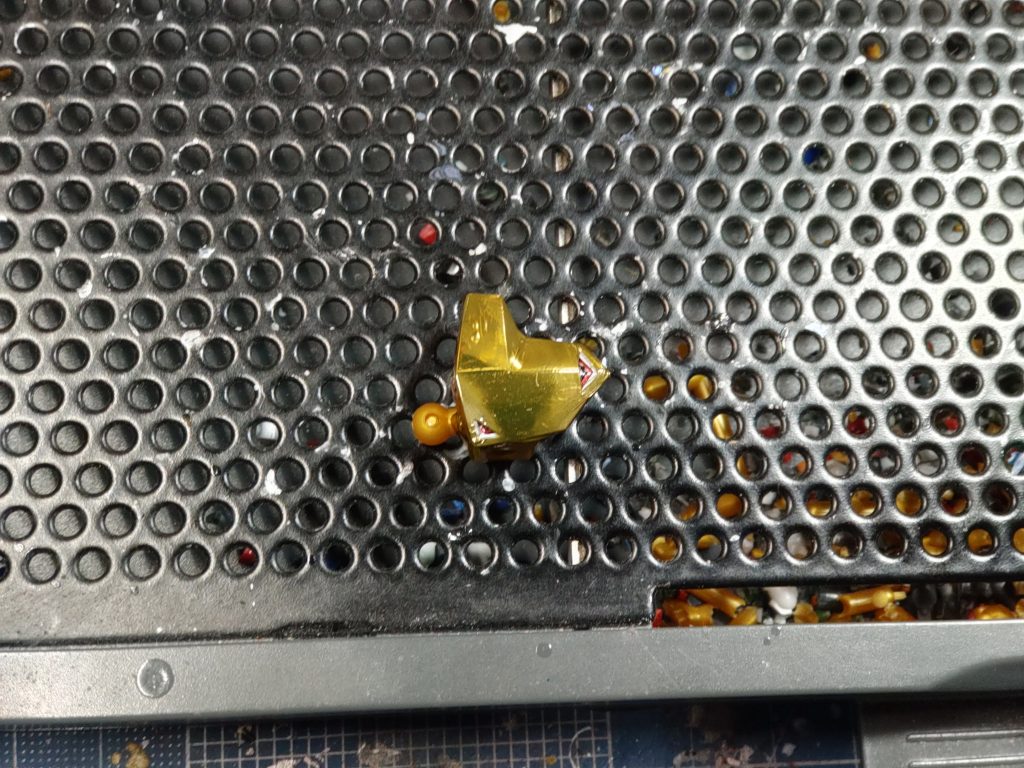 ぺったり貼った後、余分な所をデザインナイフで切り取りますこれを延々と繰り返して……