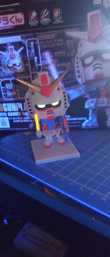 ピコーン！！プロッキーの蛍光マーカーはブラックライトに反応する！！ガンプラ君は話すときに目がピコピコ光るので原作再現ですね！！（違っ