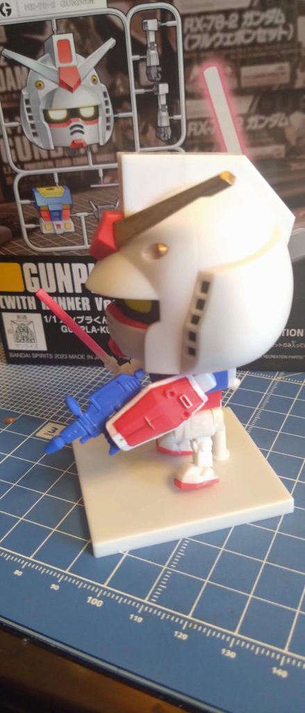 塗ったのは顔と武器が全てです。写真へたくそですが肉眼だとシールドの十字がゴールドに輝いてます。無駄に芸が細かいぞ！！あと、バルカンもゴールドキラキラでよい感じだ！！