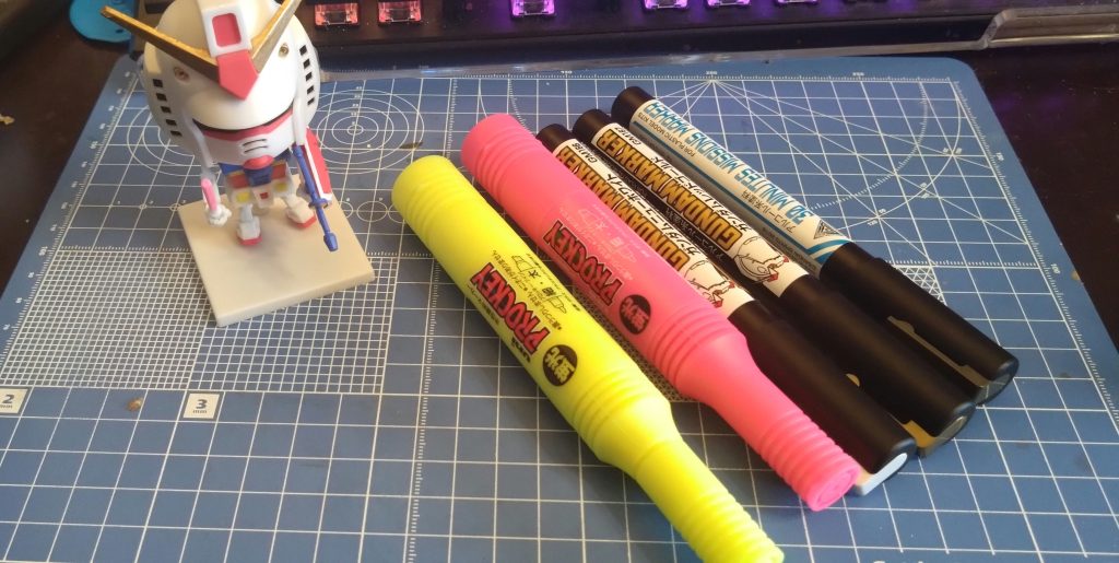 ちょっと悩んだんですが、「こいつはぺたぺたマーカー塗するノリだろ」ってことでマーカーで塗りました。使ったマーカーはこちら！！キットには目玉の縁取りのシールがついてくるんですが、そこもダークグレーで塗りました！！なんとなく！！あと、への字口は赤パーツの凸ったところが表面に来るのかと思って黒く塗ったら、凹の部分が見える仕様だったので、組んだ後でシャーペンで黒塗りしました！！（表紙の写真参照のこと）当てが外れてもくよくよしてはいけない！！プロッキーがプラスチックに塗れるのは知らなかったっす。（ちょっと乾燥時間が必要だけど）一本百円くらいなんで助かりま...表現の幅が広がりますね。。。