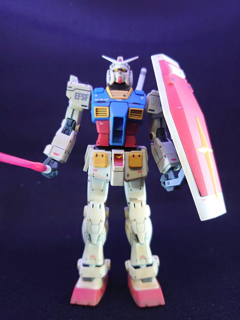 ところが、撮影中にまた同じ部品がなくなりました。写真の額部分、分かりますかね？アンテナの根元の赤い部品ないんです。現在3体目購入中です・・・。部品が揃ったらザクと一緒にジオラマにします。また部品失くさなければ・・・